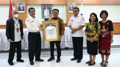 BSKDN Kemendagri Serahkan Piagam Penghargaan IGA 2022 kepada Bupati Sanggau