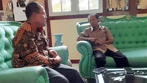 Kepala SMAN 1 Padang Panjang, Budi Hermawan saat bertemu orangtua siswa, Musriadi Musanif