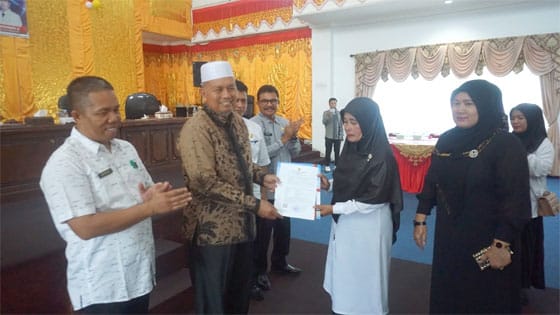 Bupati Pasbar Serahkan SK Pengangkatan 350 PPPK Formasi Tahun 2021
