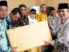Bupati Sutan Riska Tuanku Kerajaan bersama Forkopimda serahkan bingkisan