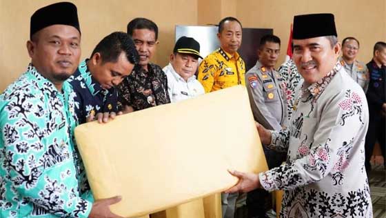 Bupati Sutan Riska Tuanku Kerajaan bersama Forkopimda serahkan bingkisan