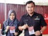Dewi Lopita Sari bersama suami, Bupati Dharmasraya, Sutan Tuanku Kerjaaan usai mencoblos