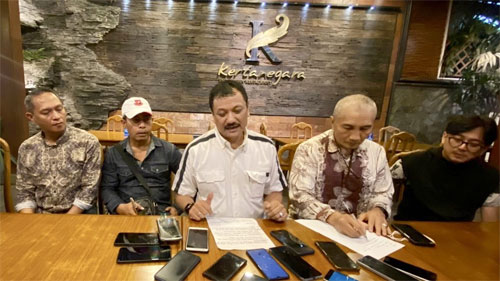 Eddy Wahyono (baju putih), mengundurkan diri dari pencalonan Ketua KONI Kota Malang, Jawa Timu