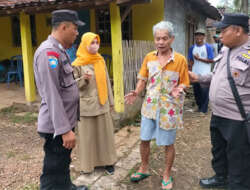 Babinkamtibmas dan Babinsa Dibantu Warga Evakuasi ODGJ ke Rumah Sakit