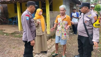 Babinkamtibmas dan Babinsa Dibantu Warga Evakuasi ODGJ ke Rumah Sakit