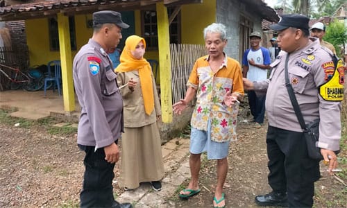 Babinkamtibmas dan Babinsa Dibantu Warga Evakuasi ODGJ ke Rumah Sakit 1 Babinkamtibmas dan Babinsa Dibantu Warga berhasil evakuasi ODGJ ke Rumah Sakit