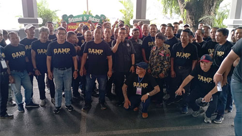 Ketua GAMP, Waris saat foto bersama mantan atlet tinju Kota Malang, Jawa Timur