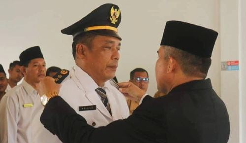 Sekdakab Dharmasraya Kukuhkan Marjilis Sebagai Camat Tiumang