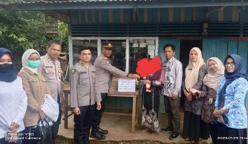 Pemerintah Kabupaten Dharmasraya serahkan bantuan kepada balita dengan gangguan tumbuh kembang (stunting) di Nagari Gunung Medan, Kecamatan Sitiung