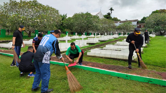 Jajaran Kanwil Kemenkumham Papua Barat Bersihkan TMP Trikora Manokwari