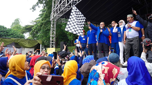 Hadiri Jalan Sehat Dewan Kota Jakarta Timur, Ini Ajakan Mendag Zulhas 1 Menteri Perdagangan Zulkifli Hasan hadiri kegiatan Jalan Sehat Jakarta Timur yang diselenggarakan Dewan Kota Jakarta Timur di Pintu Air BKT, Malaka Sari, Duren Sawit