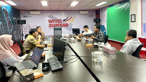 Kadis Kominfo Sijunjung Bahas Titik-titik Blank Spot dengan Telkom Sumbar 1 Kadis Kominfo David Rinaldo dan Telkom Witel Sumatera Barat (Sumbar), membahas titik-titik blank spot di Kabupaten Sijunjung
