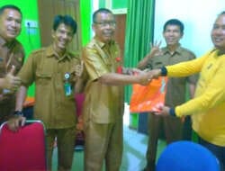 Kadis Lingkungan Hidup Dharmasraya Bagikan Pakaian Oranye