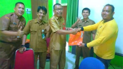Kadis Lingkungan Hidup Dharmasraya Bagikan Pakaian Oranye