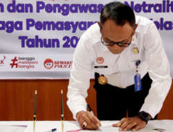 Kalapas Tonny Nainggolan Menandatangani Dokumen Pakta Integritas Sebagai Bukti Komitmen Pelaksanaan Pembangunan Zona Integritas Di Lapas Kelas 1 Cipinang