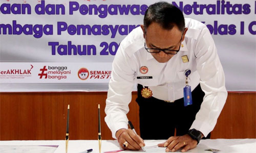 Kalapas Tonny Nainggolan menandatangani dokumen pakta integritas sebagai bukti komitmen pelaksanaan pembangunan Zona Integritas di Lapas Kelas 1 Cipinang