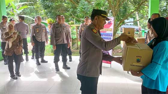 Kapolres Purworejo bagikan bingkisan paket sembako
