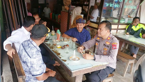 Kapolsek Koto VII, AKP Alminazri Silaturahmi dengan warga di Pasar Tanjung Ampalu