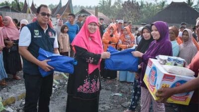 Lihat Korban Kebakaran di Cupak, Umi Harneli Bangkitkan Semangat Warga