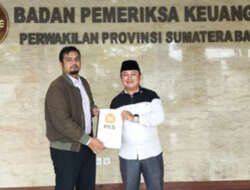 Sekretaris Dpd Pks Bukittinggi, M Syafaat Menyerahkan Laporan Dana Bantuan Partai Politik (Banpol) Tahun Anggaran 2022 Ke Badan Pemeriksa Keuangan (Bpk) Ri Perwakilan Sumatera Barat Di Padang