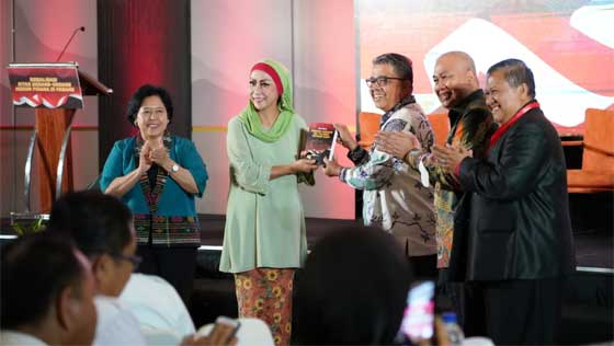 Mahupiki dan FH Unand Sosialisasikan KUHP Baru di Kota Padang 1 Yenti Gunarsih serahkan buku KUHP baru kepada Rektor Unand Padang, Prof Yuliandri.