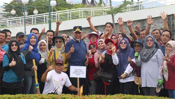 Mahyeldi foto bersama usai bersih-bersih di Masjid Raya Sumbar