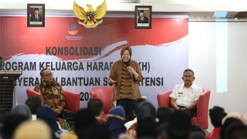 Mensos Tri Rismaharini dalam kegiatan Konsolidasi PKH dan Pemberian Bantuan ATENSI di Kota Tarakan, Provinsi Kalimantan Utara