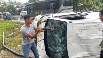 Mobil Pengawalan Uang Bank Terguling di Jalan Lintas Batang Gasan
