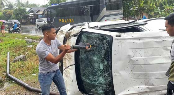 Mobil Pengawalan Uang Bank Terguling di Jalan Lintas Batang Gasan