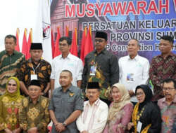 Wakil Gubernur Audy Joinaldy Foto Bersama Peserta Muswil V Persatuan Keluarga Daerah Piaman (Pkdp) Sumbar
