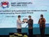 Pimpinan KPK Nawawi Pomolango kepada Direktur Niaga dan Manajemen Pelanggan PLN, Bob Saril dan disaksikan secara daring oleh Direktur Utama PLN Darmawan Prasodjo, dalam peringatan Hari Anti Korupsi Dunia yang diselenggarakan di Labuan Bajo, Nusa Tenggara Timur (NTT)