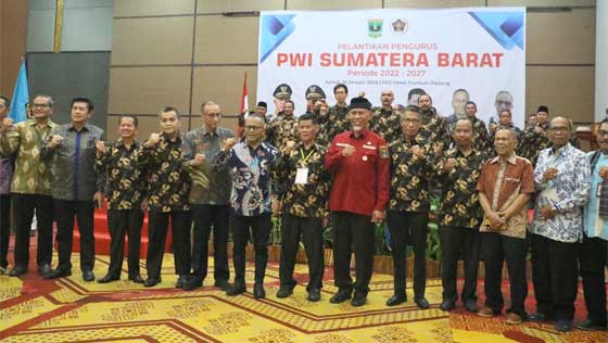 Gubernur Mahyeldi foto besama usai pelantikan Ketua PWI Sumbar
