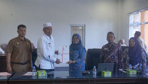 Pemkab Pasbar Terima Penghargaan Kepatuhan Standar Pelayanan Publik 2022 1 Bupati Pasbar, H. Hamsuardi didampingi Sekda Pasbar, Hendra Putra saat menerima penghargaan predikat kepatuhan standar pelayanan publik tahun 2022