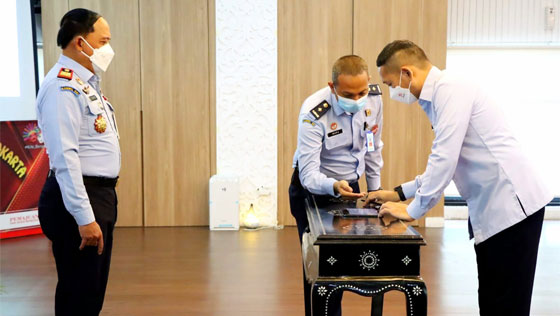 Kakanwil Kemenkumham DKI Dorong Jajarannya Jadi Contoh Terbaik 1 Kakanwil Kemenkumham DKI Jakarta, Ibnu Chuldun saksikan Penandatanganan Perjanjian Kinerja Kemenkumham Tahun 2023