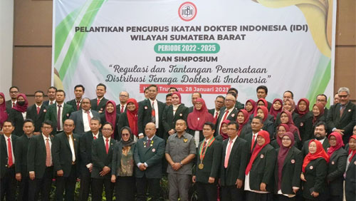Wakil Gubernur Audy Joinaldy bersama Pengurus Baru Wilayah IDI Sumbar