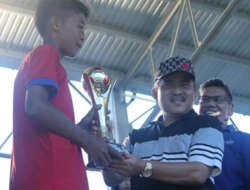 Sekretaris Daerah Kabupaten, Adlisman Menyerahkan Piala Kepada Pemenang Liga Pelajar Dharmasraya 2022