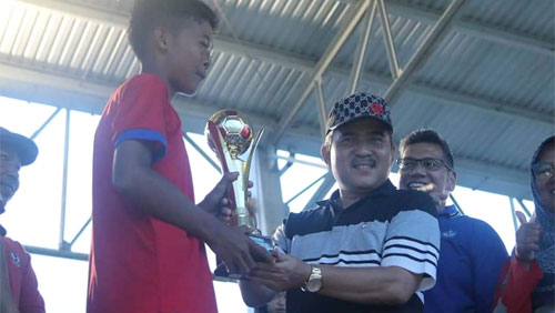 Sekretaris Daerah Kabupaten, Adlisman menyerahkan piala kepada pemenang Liga Pelajar Dharmasraya 2022