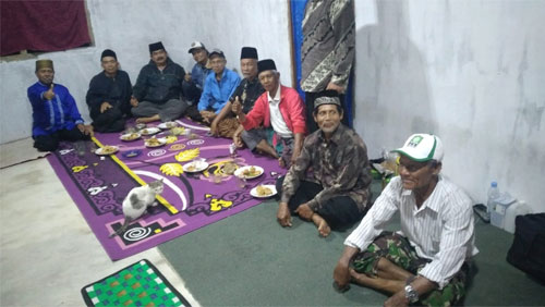Ketua bersama pengurus dan anggota Perkumpulan Ninik Mamak Sahilie Samudiek sedang membezuk Betler Dt. Rj Lgg Sati, anggota sedang jatuh sakit di Baruh 9 Korong