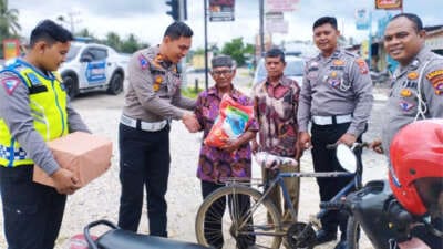 Satlantas Polres Dharmasraya Berikan Bantuan Materil kepada Korban Lakalantas
