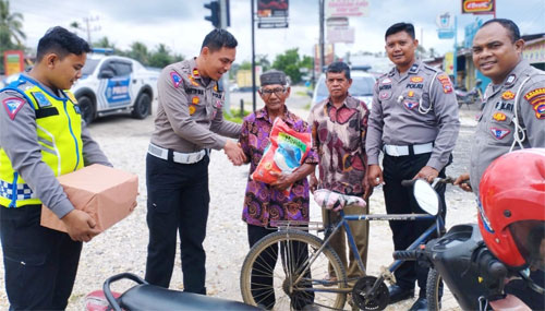 Satlantas Polres Dharmasraya Berikan Bantuan Materil kepada Korban Lakalantas 1 Polres Dharmasraya Berikan Bantuan Materil kepada Korban Lakalantas