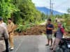 Badan jalan Koto Mambang - Malalak tertimbun longsor