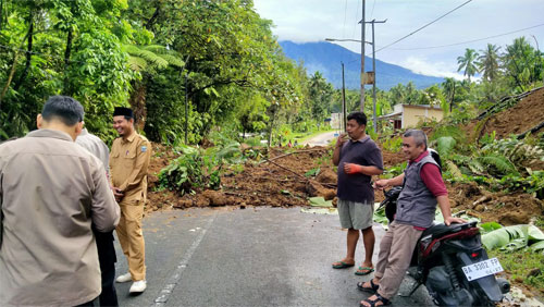 Badan jalan Koto Mambang - Malalak tertimbun longsor