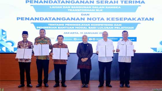 Rusma Yul Anwar saat penandatanganan naskah perjanjian hibah lahan untuk pembangunan pembangunan workshop pertanian, perikanan dan pariwisata di Kemnaker