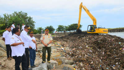 Ketika Sampah Penuhi Pantai Muaro Lasak