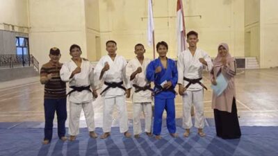 Pelatih Judo Waza Gombong Dapat Bonus dari Sulistiyo Widodo 2 Sulistiyo Widodo bersama Pelatih Judo Waza Gombong