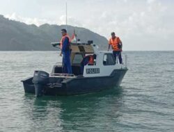Kapal Nelayan Terbalik Saat Tebar Jaring Di Pantai Logending Kebumen