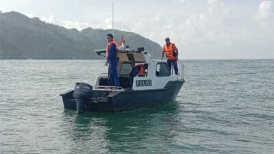 Kapal Nelayan Terbalik saat Tebar Jaring di Pantai Logending Kebumen