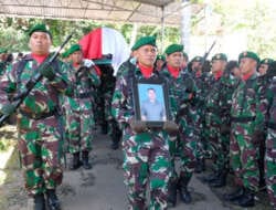 Upacara Pemakaman Militer Kopda Dedy Diiringi Isak Tangis Keluarga