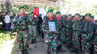 Upacara Pemakaman Militer Kopda Dedy Diiringi Isak Tangis Keluarga