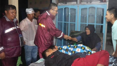 Wali Kota Padang, Hendri Septa meninjau salah satu lokasi titik banjir yang terjadi di Jl. Batu Busuk, Kelurahan Lambung Bukik, Kecamatan Pauh